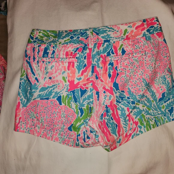 Lilly Pulitzer Colorful Coral Print Women's Shorts - Picture 2 of 5